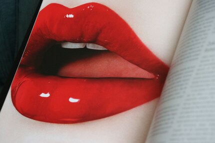 Un teint uniforme est une base appropriée pour des lèvres éclatantes. Illustration tirée du livre «Face Paint» de Lisa Eldridge.