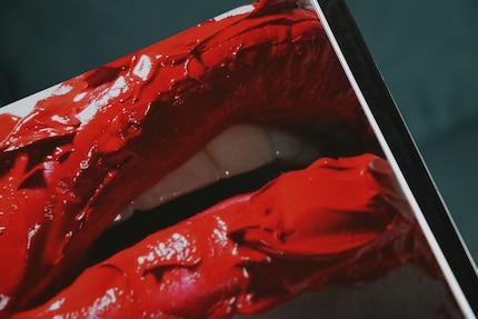 Les textures crémeuses ont tendance à baver. Illustration tirée du livre «Face Paint» de Lisa Eldridge.