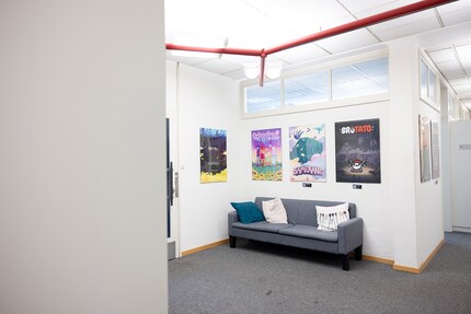 Der Swiss Game Hub zeigt die entstandenen oder entstehenden Games als Poster verteilt an den Wänden.