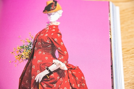 Een dagjurk uit 1885 in de stijl van de robe à la polonaise. Illustratie uit het boek «History of Fashion from the 18th to the 20th Century».