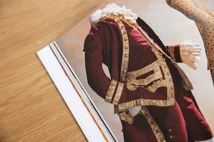 Wijnrode wollen stof: een Engels herenpak uit 1740. Illustratie uit het boek «Geschiedenis van de mode van de 18e tot de 20e eeuw. bis zum 20. Jahrhundert».