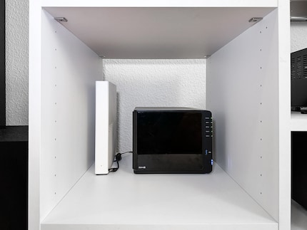 Le Synology est placé dans un meuble multimédia.