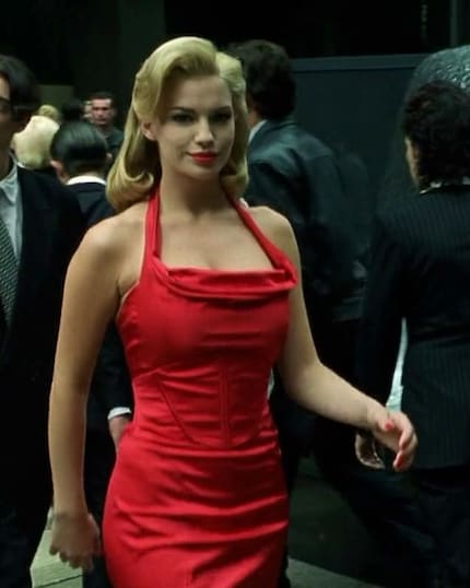 De vrouw in het rood leidt de «Matrix» hoofdpersoon Neo af.