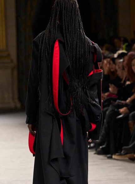 Anti-mode meester Yohji Yamamoto voegt graag rode kleuraccenten toe.