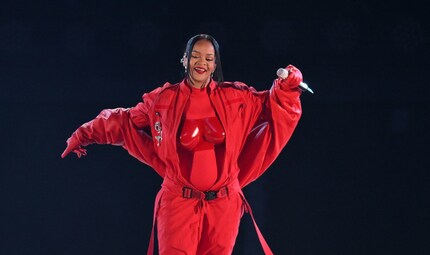 Een luid statement: Rihanna kondigt haar tweede zwangerschap aan in het rood van top tot teen tijdens de halftime show van de Super Bowl van 2023.
