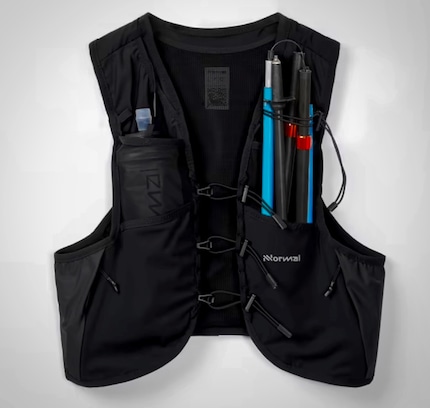 Les bâtons de trail running légers et pliables, comme je n'en ai pas encore, trouvent leur place dans la poche avant.