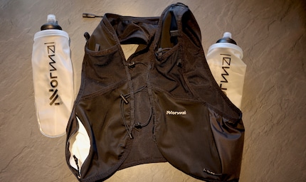 Le gilet de course avec les deux flasks a une poche arrière étanche recouverte de blanc à l'intérieur et un petit sifflet, en haut à gauche de l'image.