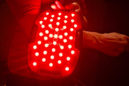 Die LEDs mit sichtbarem und unsichtbarem roten Licht sollen Erholung und Heilung fördern.