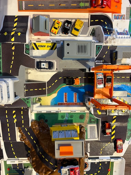 Großes Abenteuer für ganz kleine Autos: Im Micro Machines-Van.