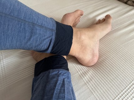 Cuffs on the leg give off ski underwear vibes, but are of course useful.