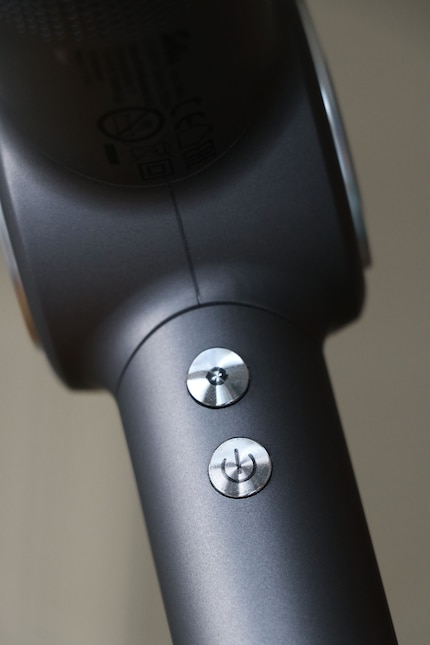 En haut, le bouton cycle automatique / verrouillage et en bas, le bouton marche-arrêt / mode.