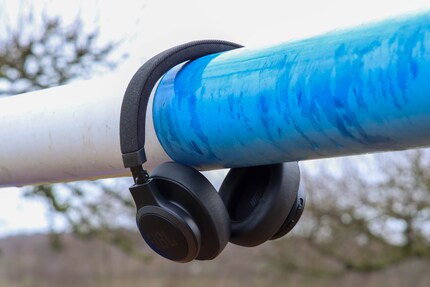 Le JBL Live 770NC sono troppo belle per essere lasciate in sospeso nel paesaggio.