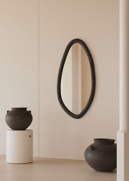 The wooden frame from «Magrit» fills the room with a touch of nature.