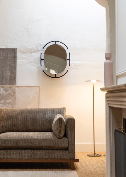 The metal rods frame the mirror and give free rein to your imagination.