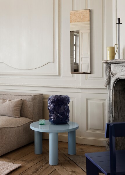 Thanks to its simple design, the «Tangent Mirror» fits into any room.