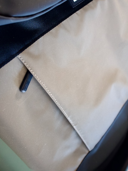 La tasca nascosta e facilmente accessibile sotto la superficie riflettente è ideale per portafogli, chiavi, smartphone o tablet.