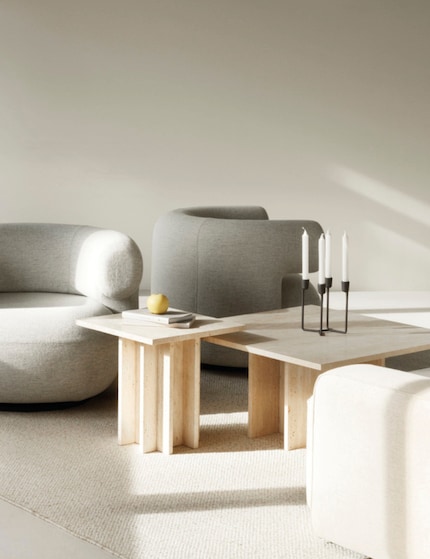 Il tavolino in travertino «Edge», in stile Japandi, fonde delicatamente l'hygge con lo zen.
