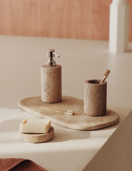 Grazie ai colori tenui del travertino, gli accessori per la casa in questa pietra naturale emanano armonia, equilibrio e relax.