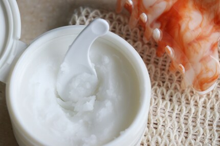 Gern gesehen: Im Lieferumfang ist auch ein Spachtel.