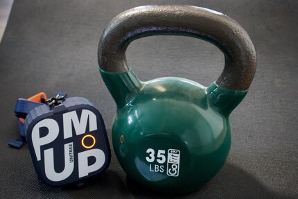 Eine knapp 16 Kilo schwere Kettlebell bietet weniger Widerstand als die deutlich kleinere und leichtere Pump.
