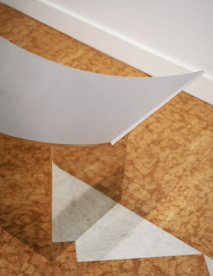 Die Bank «Love Seat» lässt zwei Personen näher zusammenrücken.