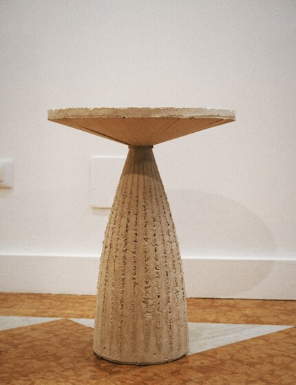 The Bistro Table, which is part of the Soona collection, is made of pigmented, polished and varnished concrete.