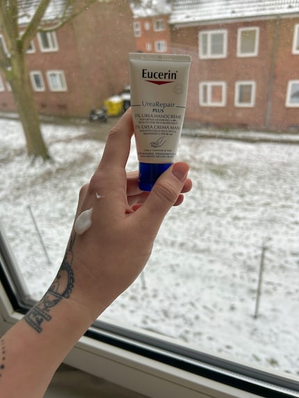 Die Creme zieht schnell ein und riecht nicht penetrant.