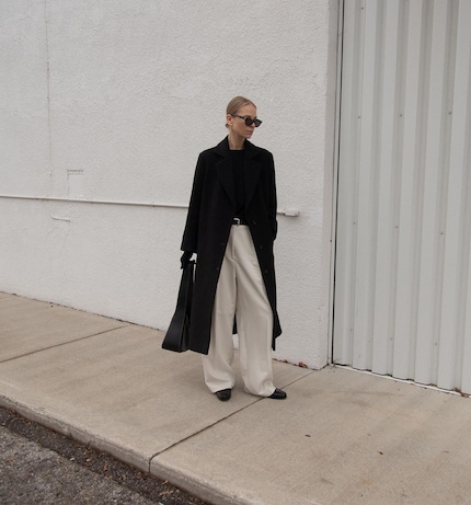 Simple, mais beau : le look bas blanc et haut noir de Mel.
