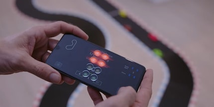 Con Carrera Hybrid, i veicoli possono essere controllati tramite un'app sullo smartphone.