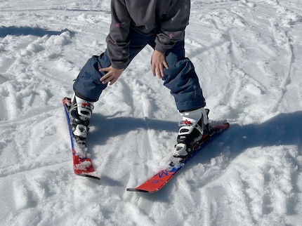 Vous entendez les parents crier « piiiizastückli ! » sur toutes les pistes de ski suisses. Traduit du jargon du ski pour enfants, cela veut dire quelque chose comme ça : l’enfant doit immédiatement ralentir sa vitesse en stem.
