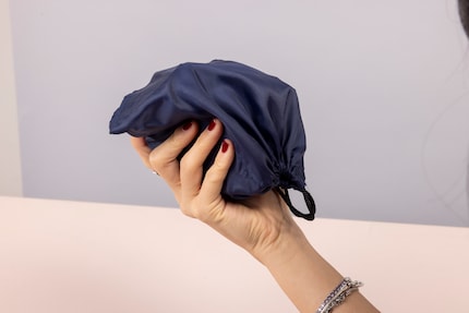 Très compact, avec le gobelet gradué, bien rangé dans la housse.