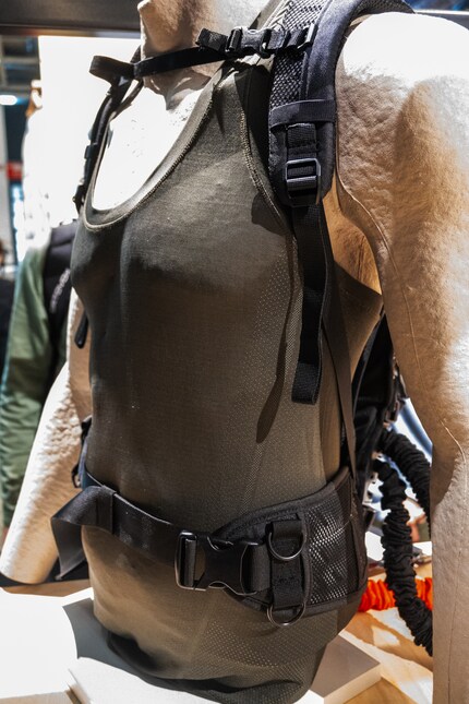 Ten fitness straps turn the inconspicuous backpack into a gym.