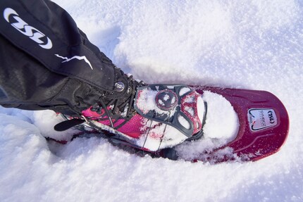 La fixation Boa facilite l’enfilage et le retrait des raquettes, et assure un bon maintien.