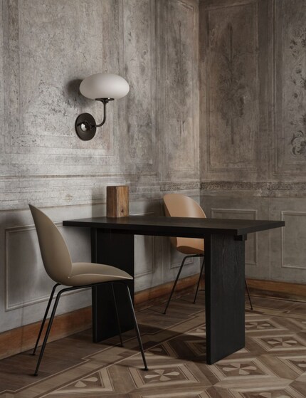 Avec sa forme organique, l’iconique chaise « Beetle » de GamFratesi attire tous les regards. 