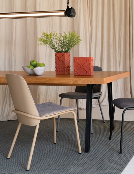 Le cadre métallique de « Clip » maintient joliment le dossier et l’assise.