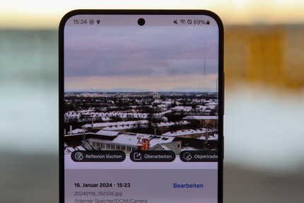 Wer durch Scheiben fotografiert, kann Reflexionen entfernen lassen.