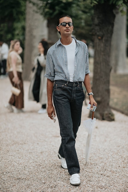 I jeans scuri hanno un aspetto più serio di quelli chiari.