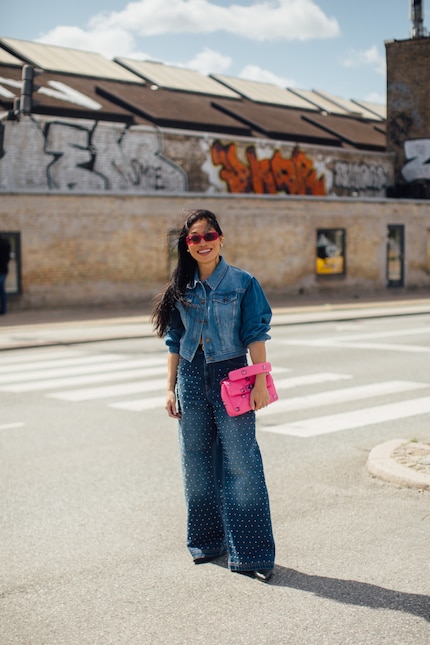 Creano un'atmosfera di festa: jeans con applicazioni di strass o perle.