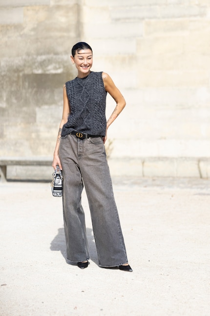 La combinazione di jeans a gamba larga e tacchi alti emana un affascinante mix glamour e casual.