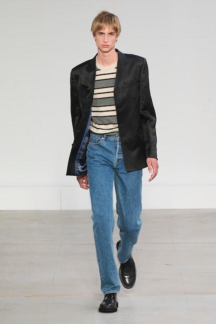 Jeans a gamba dritta e scarpe con lacci formano un'ottima coppia nella collezione primavera 24 di Paul Smith.