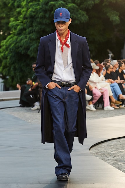 Cappotto, camicia e scarpe eleganti con top a rete, bandana e berretto: un look denim entusiasmante della collezione primavera 23 di Ami.