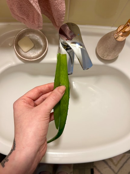 ... und dann öffnen, um an das Gel im Inneren zu gelangen.