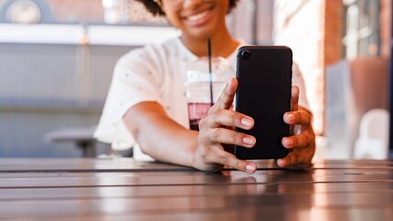 Il problema della pubblicità degli influencer: i bambini e i giovani hanno difficoltà a distinguerla dai contenuti non commerciali.