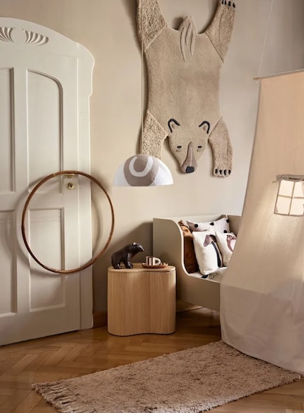 Low-hanging lamps in children’s rooms hardly get in the way of the little ones.