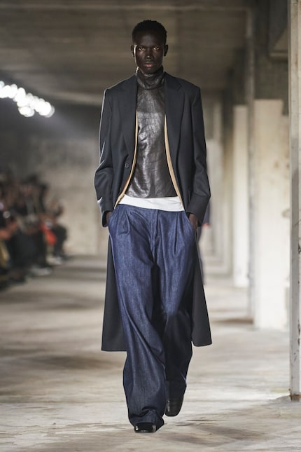 Lavaggio indaco e pieghe da Dries Van Noten.