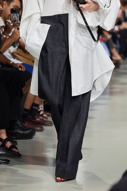 Le cuciture ribattute danno a questi jeans di Peter Do un carattere formale.