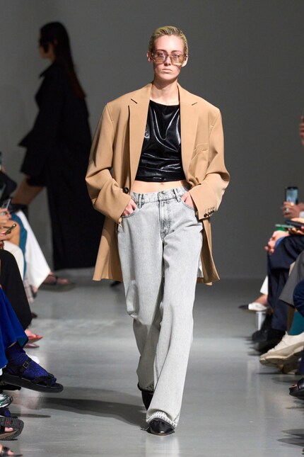 I jeans larghi a gamba dritta possono stare leggermente sotto l'ombelico, come mostrato qui da Gauchere.