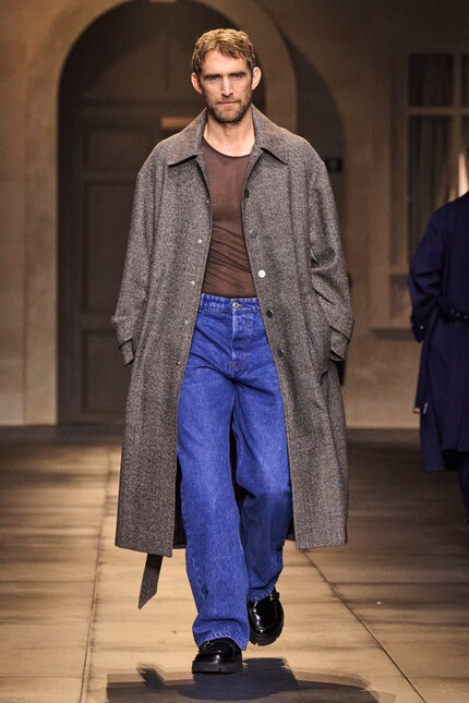 Né troppo larghi né troppo stretti: anche Ami Paris predilige questo taglio senza tempo.