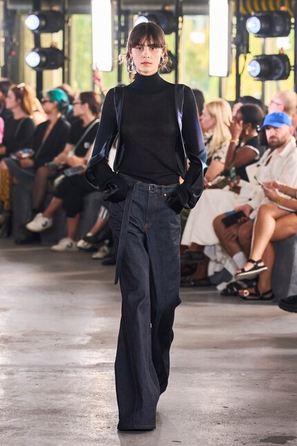 I jeans a gamba larga come questi di Sacai sono un must-have per look denim eleganti.