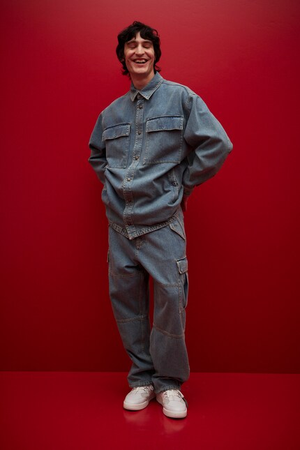 I jeans di Moschino sono dotati di tasche cargo.